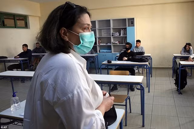 Hình ảnh lạ lẫm, đáng yêu học sinh thế giới quay lại lớp học sau phong tỏa ảnh 17