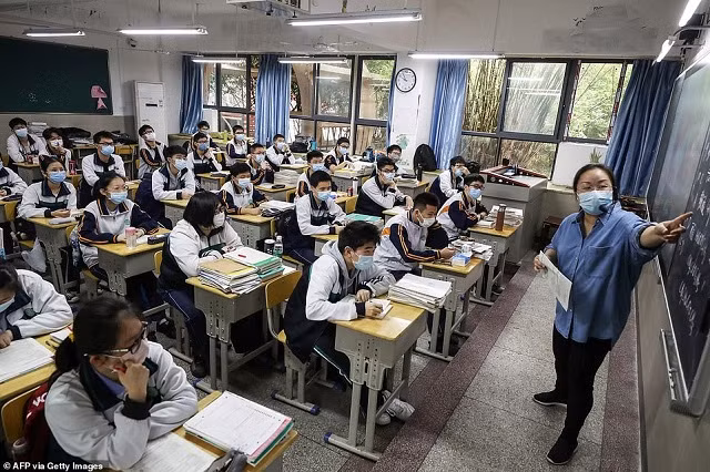 Hình ảnh HS ở tâm dịch Vũ Hán quay lại trường học ảnh 6