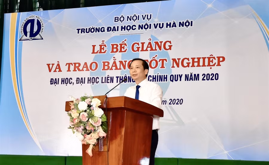 Trường ĐH Nội vụ Hà Nội trao bằng tốt nghiệp cho hơn 450 tân cử nhân