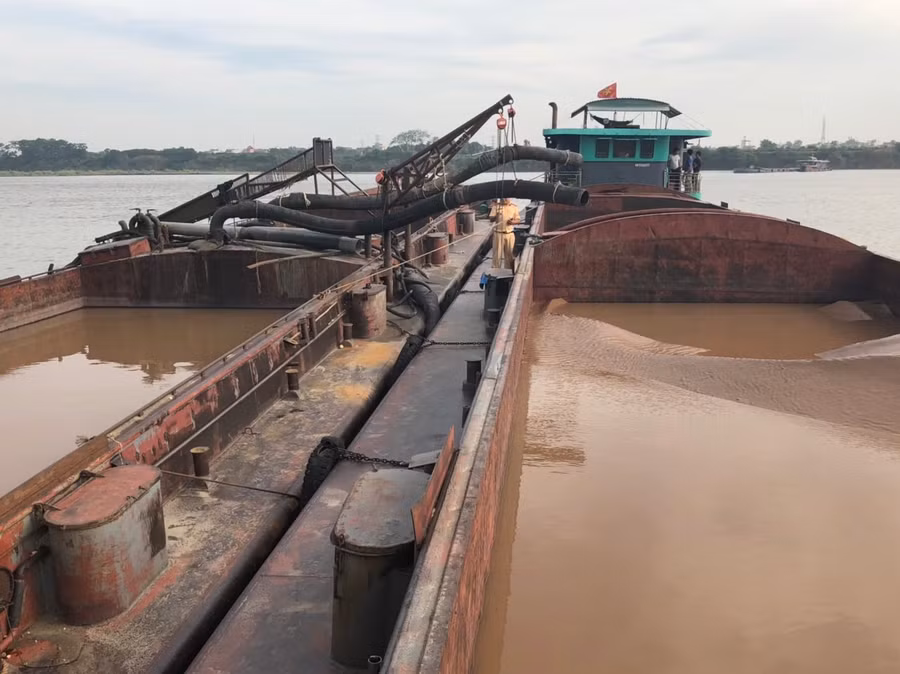 CSGT mật phục bắt giữ nhiều phương tiện khai thác cát trái phép 