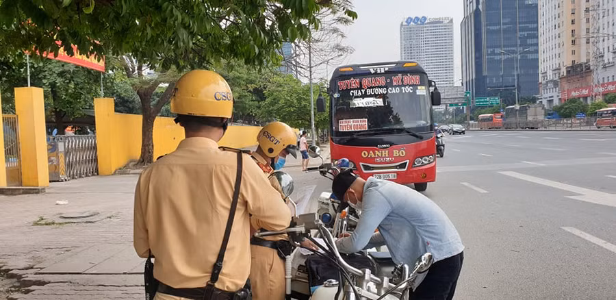 Theo chân CSGT "trảm" xe khách chạy tốc độ “rùa bò”