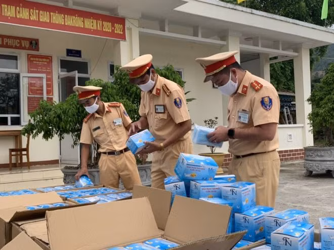 Cảnh sát giao thông triển khai biện pháp cấp bách giữa dịch Covid-19