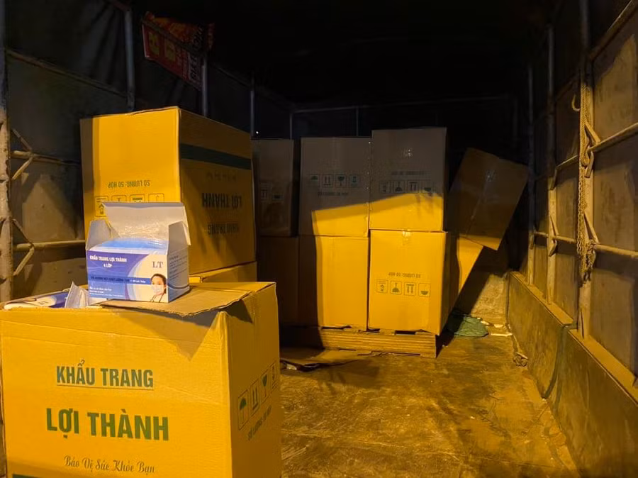 Hà Nội: Lợi dụng đêm tối vận chuyển 50.000 khẩu trang lậu đi tiêu thụ