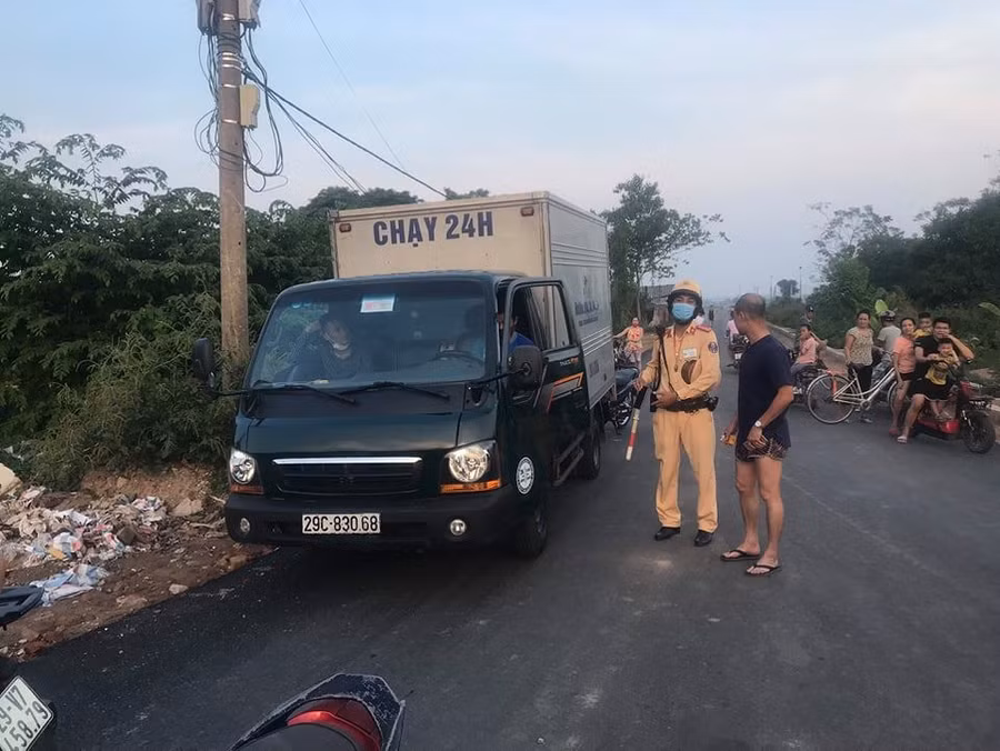 Hà Nội: Phát hiện xe tải chở 20 thùng khẩu trang không rõ nguồn gốc ảnh 1