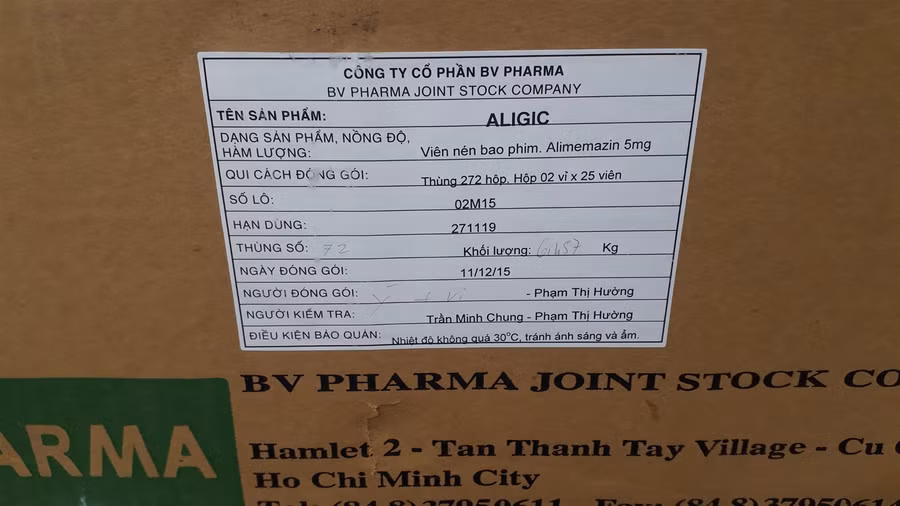 22 thùng carton chứa thuốc y tế hết hạn sử dụng bị vứt trên Đại lộ Thăng Long ảnh 1
