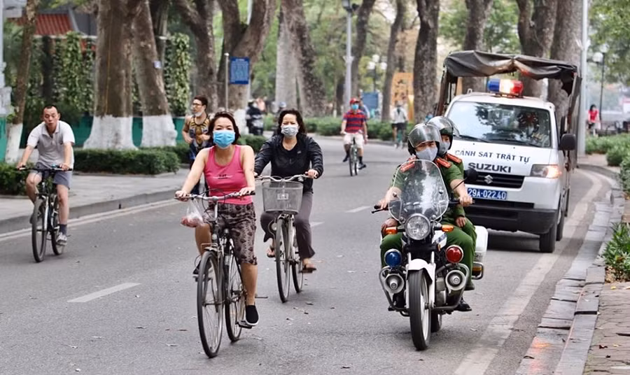 Hà Nội: Không đeo khẩu trang nơi công cộng, công an mời 4 người về làm việc