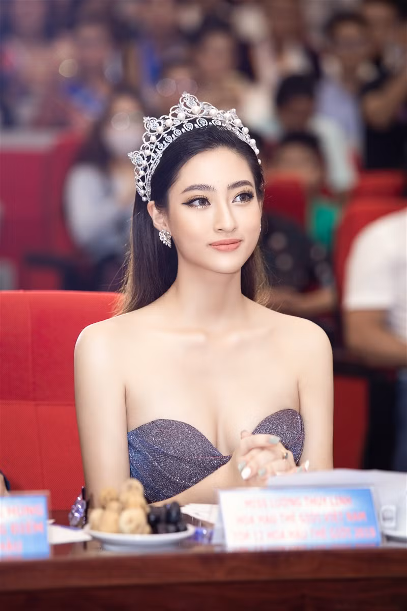 Hoa hậu Lương Thuỳ Linh đội vương miện 3 tỷ đi chấm thi ảnh 1