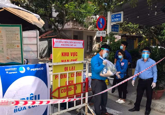 24.000 "bữa cơm" trao cho người dân có hoàn cảnh khó khăn do Covid-19