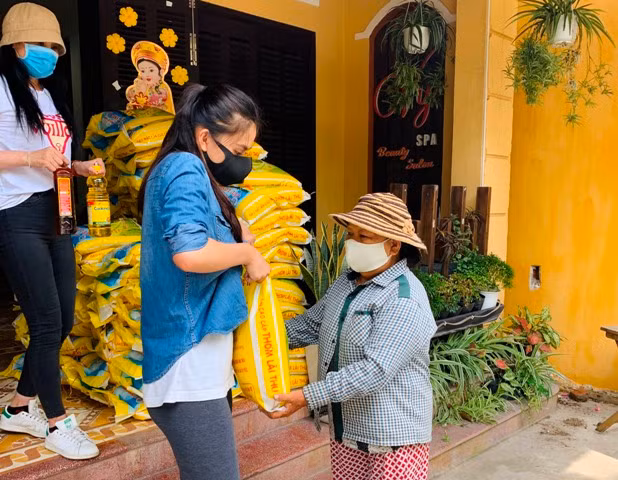 Hoa hậu Tiểu Vy trao tặng 1 tấn gạo cho người nghèo tại quê nhà ảnh 1
