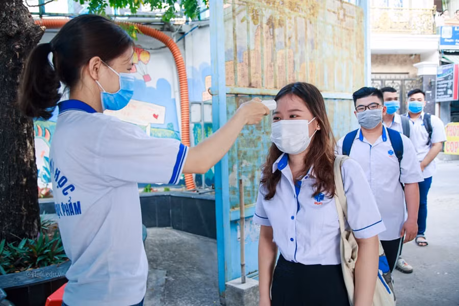 Sinh viên hàng loạt trường đại học phía Nam phấn chấn trở lại giảng đường ảnh 6