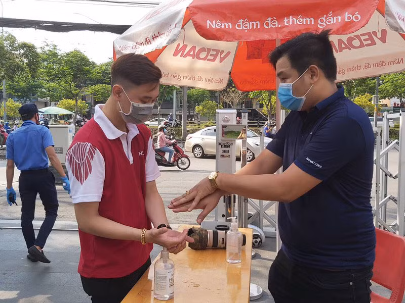 Sinh viên hàng loạt trường đại học phía Nam phấn chấn trở lại giảng đường ảnh 1