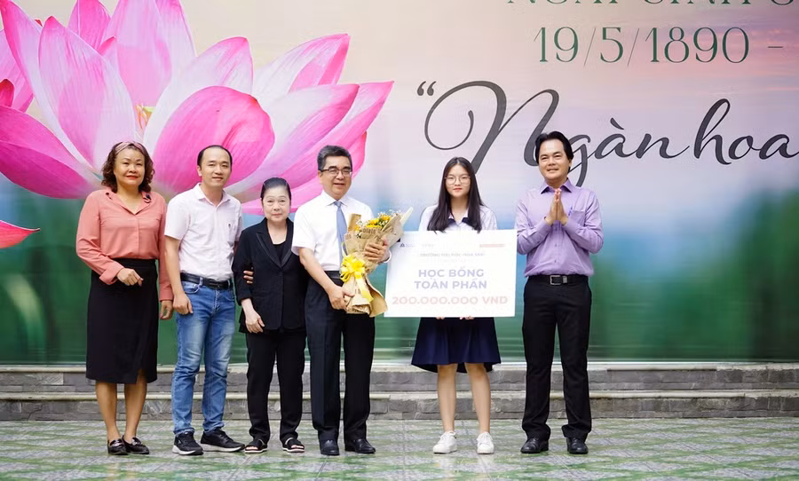 Học sinh đầu tiên nhận học bổng toàn phần 200 triệu đồng của ĐH Hoa Sen ảnh 1