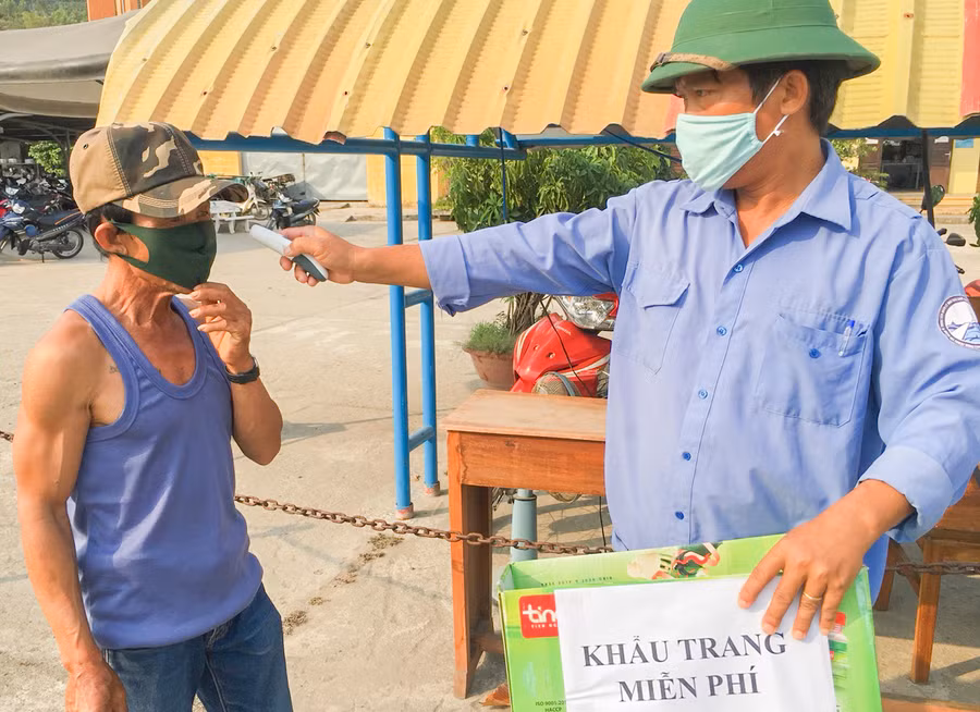 Khánh Hòa: Hơn 1.000 khẩu trang vải miễn phí đến tay các ngư dân ảnh 2