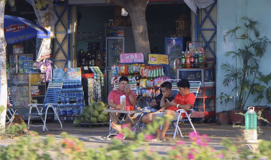 Ninh Thuận: Người dân, hàng quán lơ là trong công tác phòng dịch Covid-19 ảnh 3