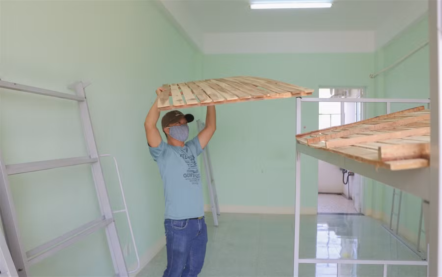 Ninh Thuận: Thầy, cô giáo hối hả dọn ký túc xá làm khu cách ly tập trung ảnh 6