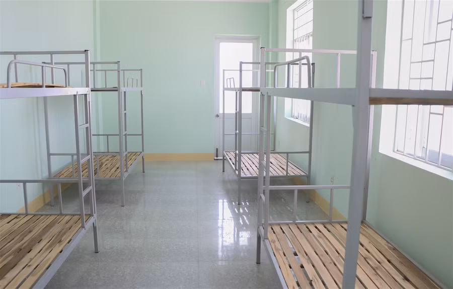 Ninh Thuận: Thầy, cô giáo hối hả dọn ký túc xá làm khu cách ly tập trung ảnh 10