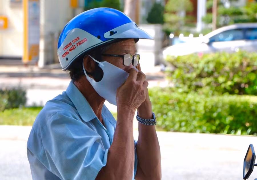 Ninh Thuận: Phát hàng ngàn khẩu trang y tế miễn phí cho người dân ảnh 3
