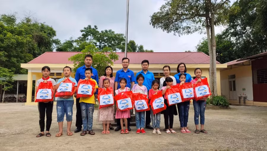 Trao tặng 2.000 đầu sách cho thư viện trường ảnh 2