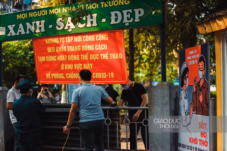 Hà Nội dựng rào chắn, ngăn cấm người đi bộ trong mùa Covid ảnh 5