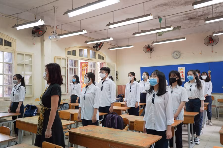 Học sinh Hà Nội háo hức trở lại trường học sau 3 tháng nghỉ phòng, chống Covid-19 ảnh 10