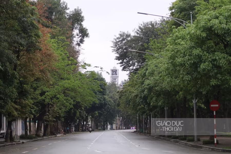 Phố phường Hà thành vắng lặng sau quyết định phạt người ra đường khi không cần thiết ảnh 3