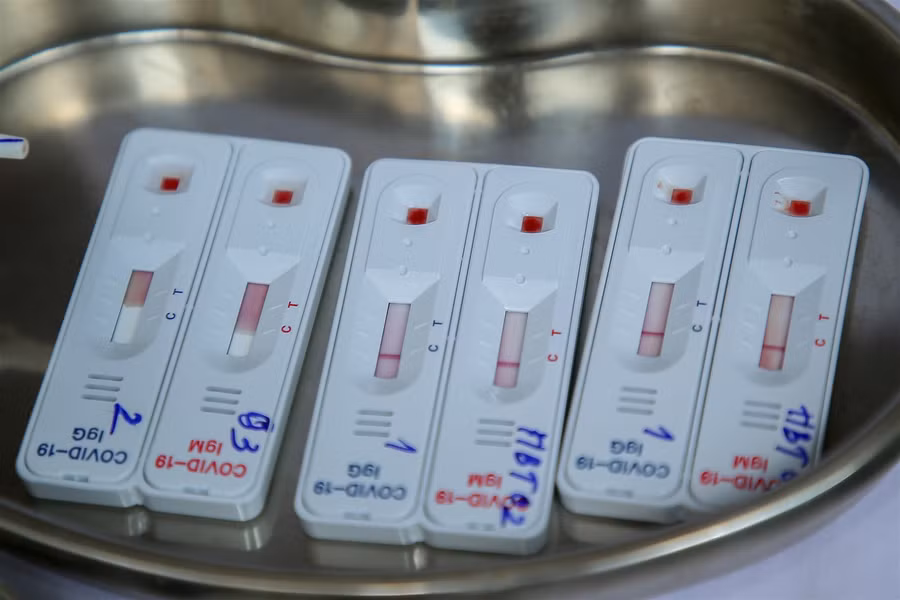 Hà Nội: Tiến hành test nhanh Covid-19 cho những người trở về từ Đà Nẵng ảnh 18