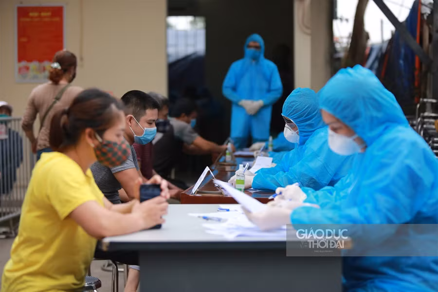 Hàng trăm tiểu thương chợ Minh Khai xếp hàng "giãn cách" chờ test nhanh Covid-19 ảnh 9