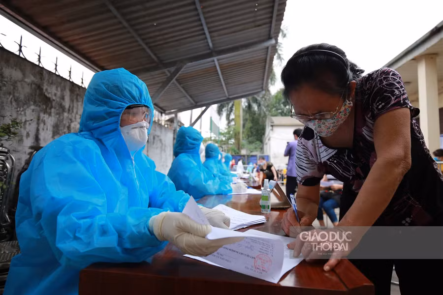 Hàng trăm tiểu thương chợ Minh Khai xếp hàng "giãn cách" chờ test nhanh Covid-19 ảnh 5