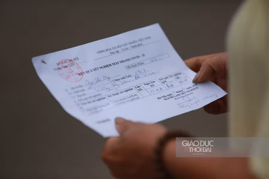 Hàng trăm tiểu thương chợ Minh Khai xếp hàng "giãn cách" chờ test nhanh Covid-19 ảnh 11