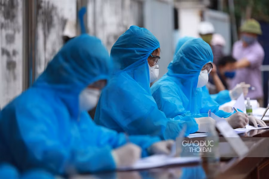 Hàng trăm tiểu thương chợ Minh Khai xếp hàng "giãn cách" chờ test nhanh Covid-19 ảnh 6