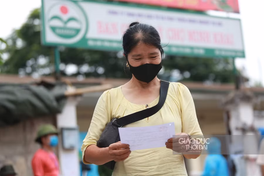 Hàng trăm tiểu thương chợ Minh Khai xếp hàng "giãn cách" chờ test nhanh Covid-19 ảnh 10