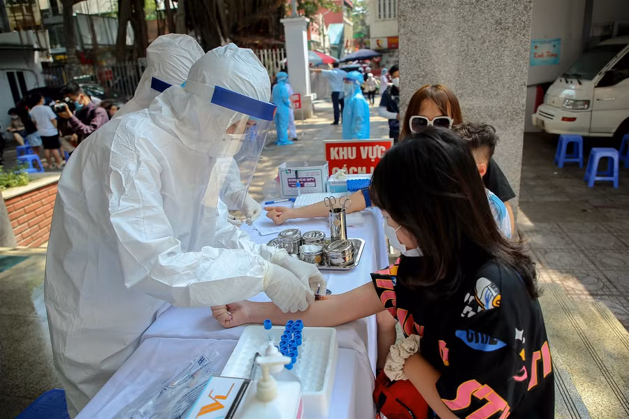 Hà Nội: Tiến hành test nhanh Covid-19 cho những người trở về từ Đà Nẵng ảnh 13