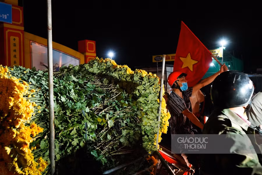 Người dân vui mừng khi dỡ bỏ cách ly thôn Hạ Lôi ảnh 11