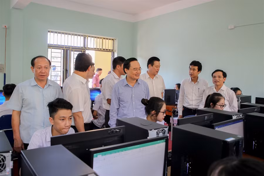Bộ trưởng Phùng Xuân Nhạ thăm và trao tặng phòng máy vi tính cho trường THPT Lê Hồng Phong ảnh 5