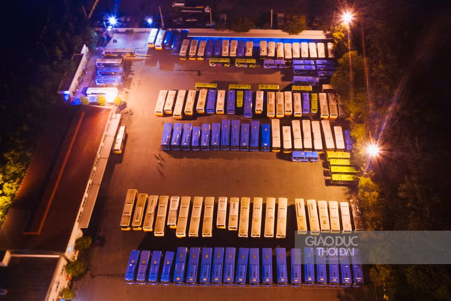 Cận cảnh "tắm" khử khuẩn cho xe buýt ảnh 1
