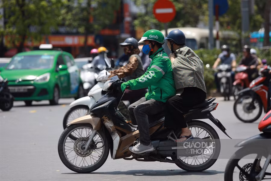 Muôn kiểu chống nắng khi Hà Nội 40 độ C ảnh 4
