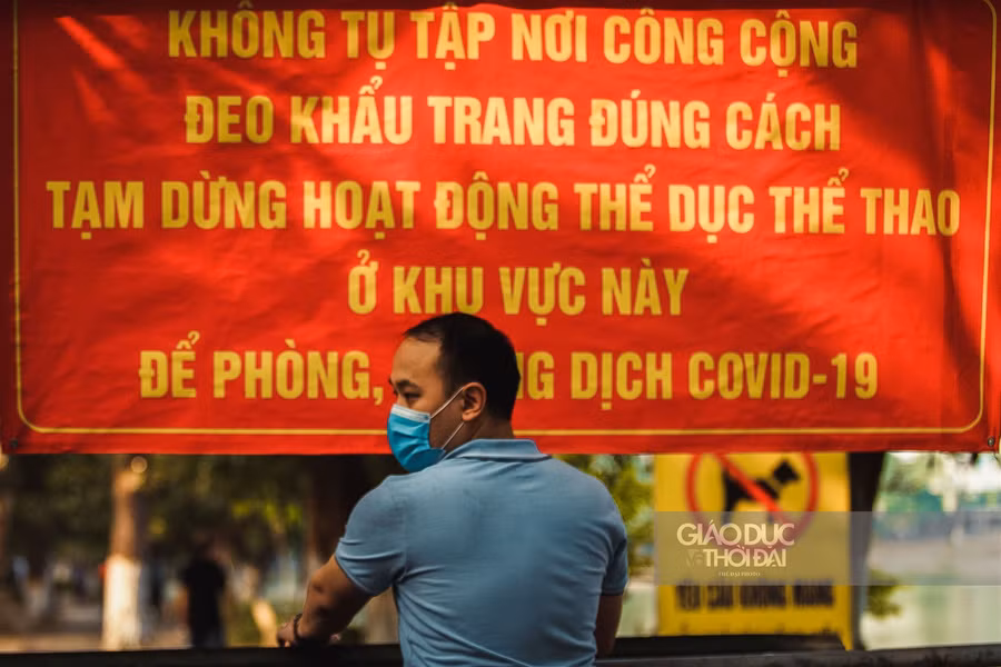 Hà Nội dựng rào chắn, ngăn cấm người đi bộ trong mùa Covid ảnh 4