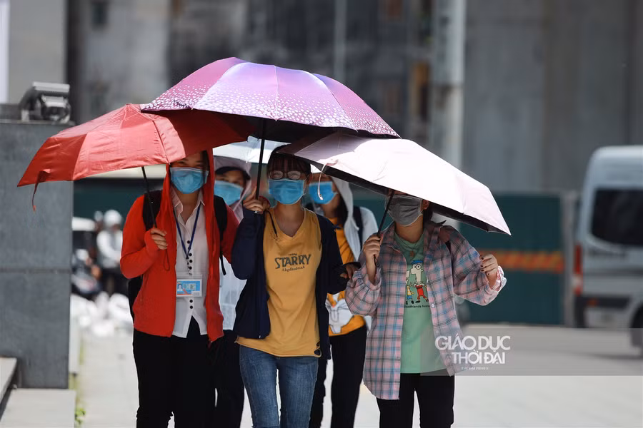 Muôn kiểu chống nắng khi Hà Nội 40 độ C ảnh 13