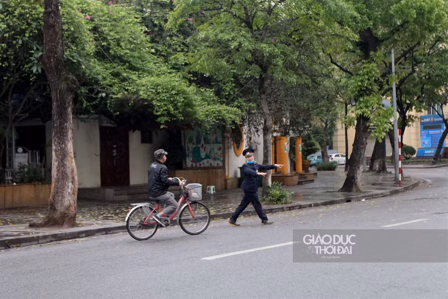 Phố phường Hà thành vắng lặng sau quyết định phạt người ra đường khi không cần thiết ảnh 10