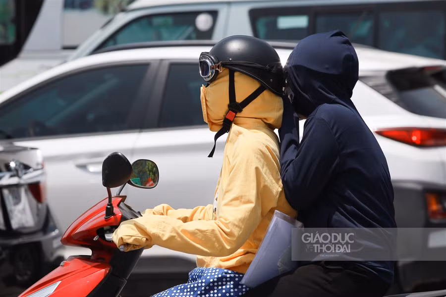 Muôn kiểu chống nắng khi Hà Nội 40 độ C ảnh 2