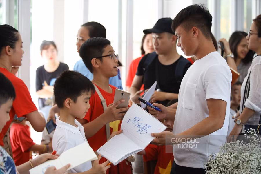 Quang Hải đến cổ vũ tinh thần những cầu thủ nhí trong giải đấu của Trường tiểu học Tây Sơn ảnh 1
