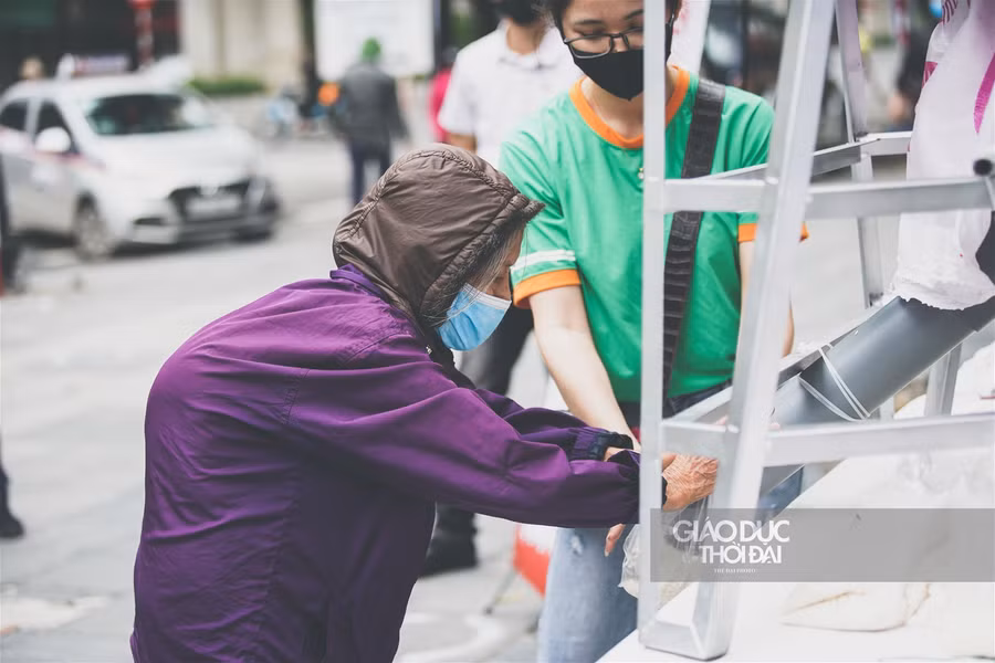 " Cây ATM gạo" thứ 2 tại Hà Nội giúp đỡ những người dân có hoàn cảnh khó khăn ảnh 8