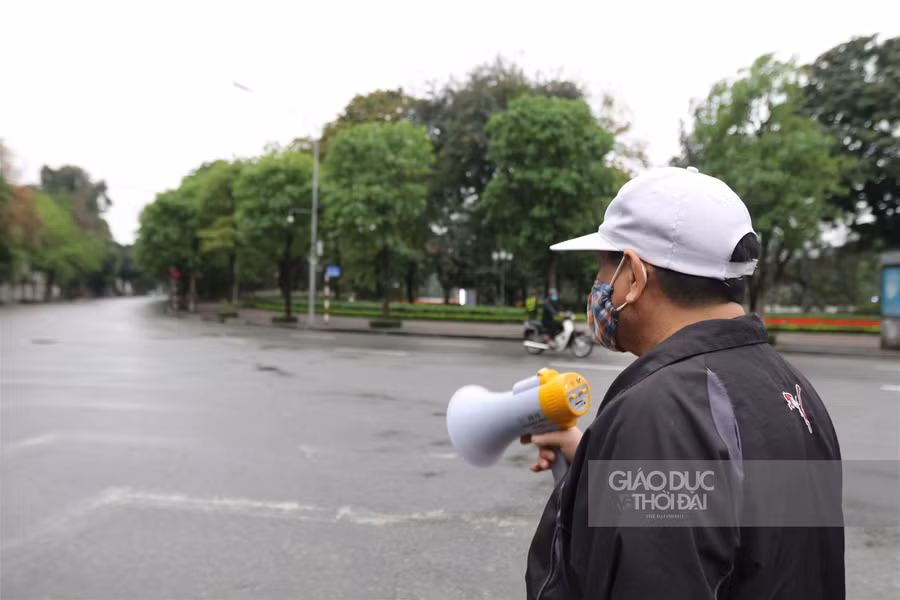 Phố phường Hà thành vắng lặng sau quyết định phạt người ra đường khi không cần thiết ảnh 8