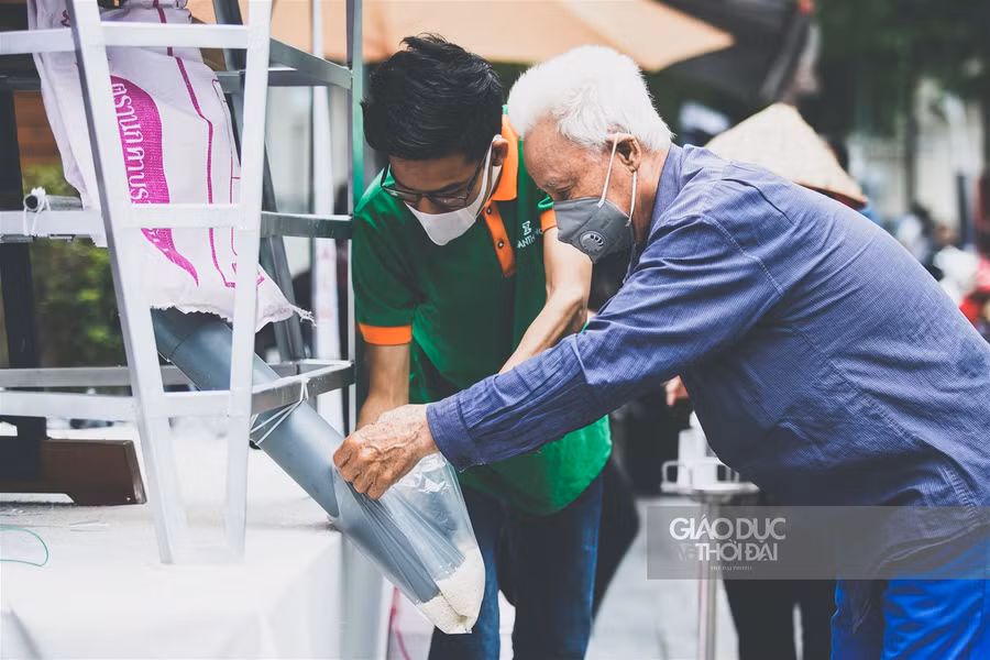 " Cây ATM gạo" thứ 2 tại Hà Nội giúp đỡ những người dân có hoàn cảnh khó khăn ảnh 7