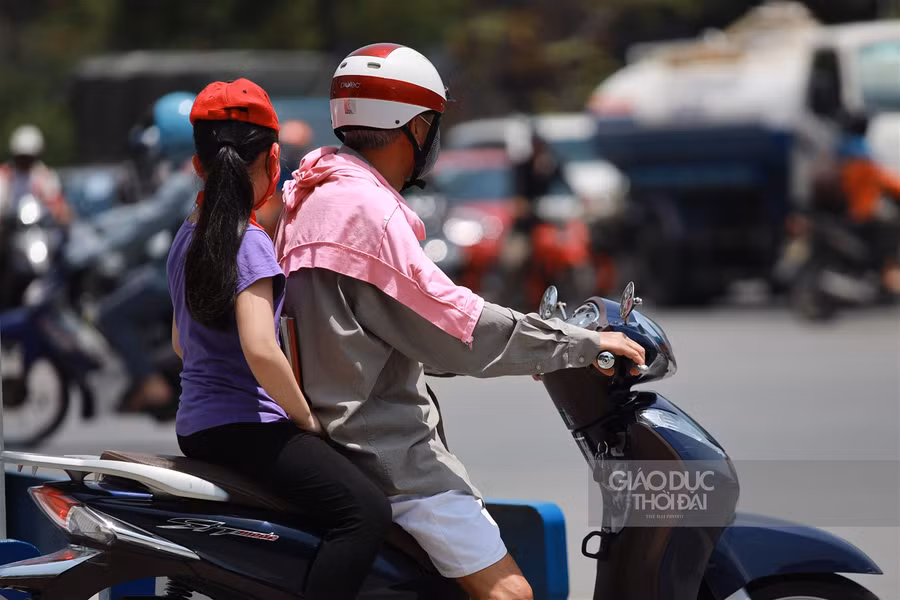Muôn kiểu chống nắng khi Hà Nội 40 độ C ảnh 6
