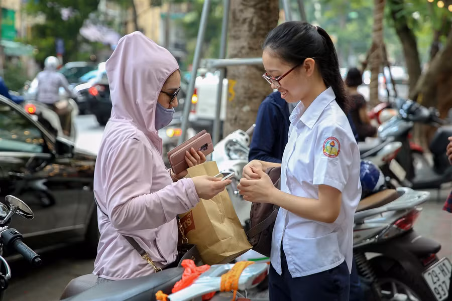 Chùm ảnh: Học sinh Hà Nội sẵn sàng cho kỳ thi vào lớp 10 ảnh 1