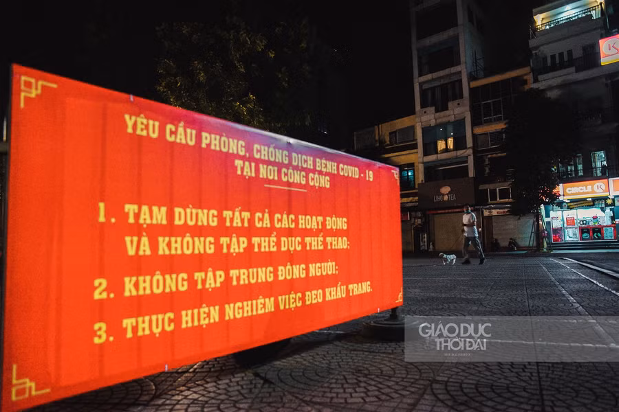 Hà Nội dựng rào chắn, ngăn cấm người đi bộ trong mùa Covid ảnh 7