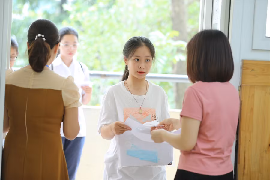 Chùm ảnh: Học sinh Hà Nội sẵn sàng cho kỳ thi vào lớp 10 ảnh 6
