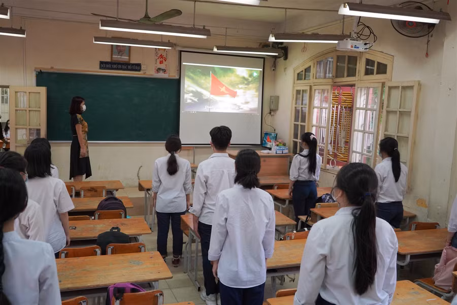 Học sinh Hà Nội háo hức trở lại trường học sau 3 tháng nghỉ phòng, chống Covid-19 ảnh 9