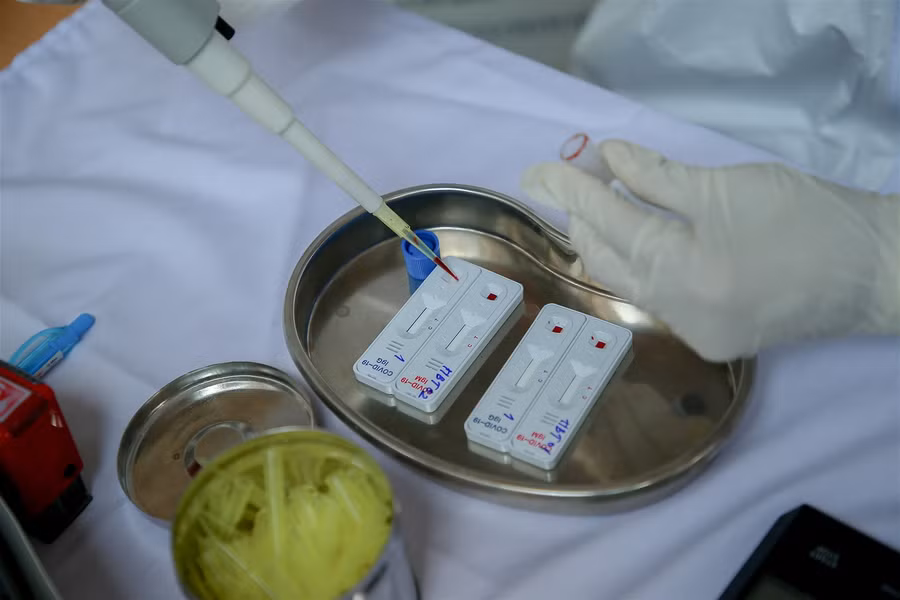 Hà Nội: Tiến hành test nhanh Covid-19 cho những người trở về từ Đà Nẵng ảnh 17